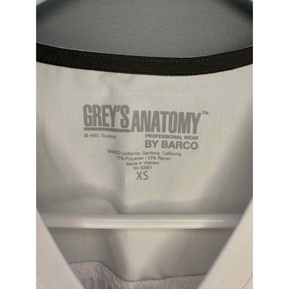 NWT Grey's Anatomy by Barco 2 Pocket V-Neck Shirred Back Scrub Top White XS - Picture 2 of 8